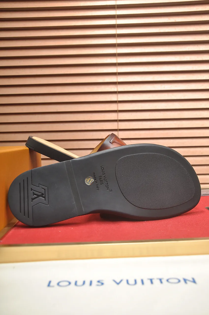 Men's shoes 💰360💶 [Louis Vuitton LV slippers] (high-end cowhide) counter 1:1 fashion style, a must-have for summer! The designer used LV’s iconic outsole. The original simple slippers instantly become fashionable! The upper is made of flexible special cowhide leather straps alternately, and the workmanship is exquisite! A must-have for stylish men in summer, size 38-46 (45 46 customized)